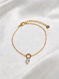 Pulseira com círculo e coração pendente