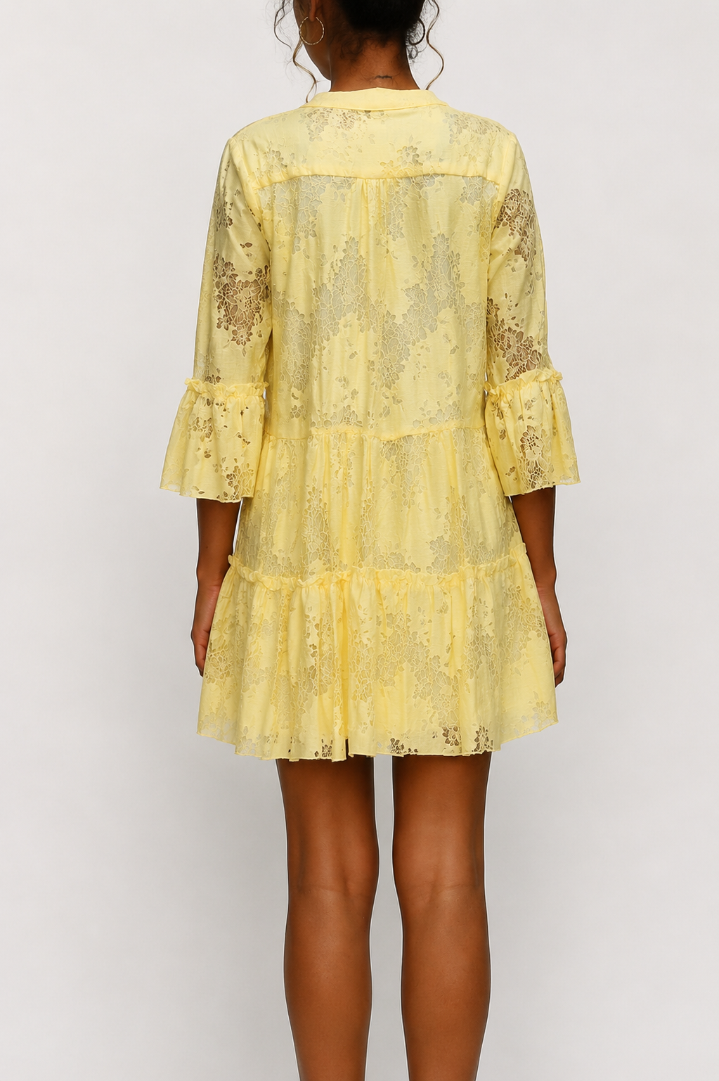 Vestido rendado romântico, totalmente forrado, com gola padre e manga três quartos.