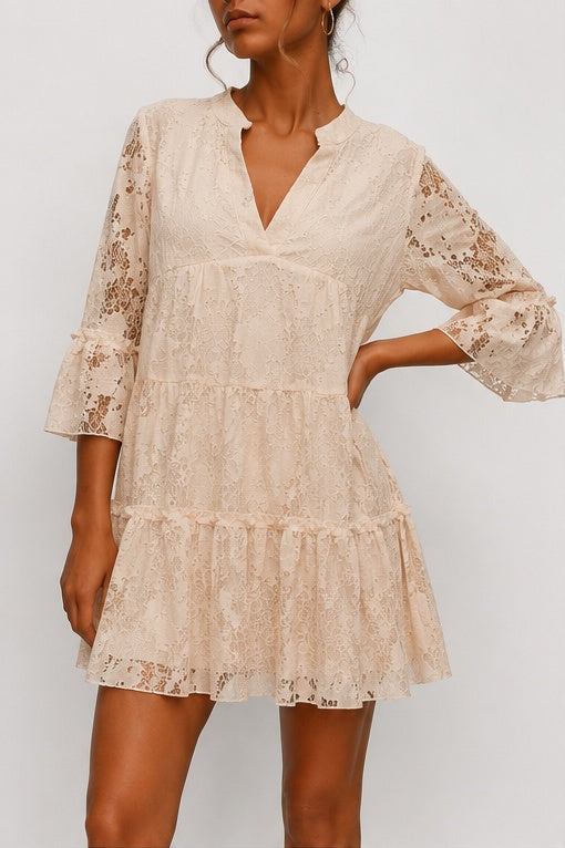 Vestido rendado romântico, totalmente forrado, com gola padre e manga três quartos.