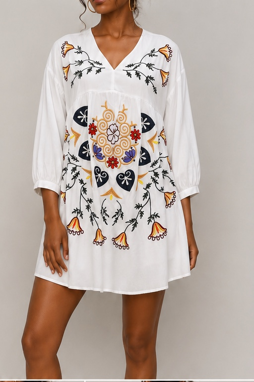 Vestido branco bordado floral, manga três quartos.