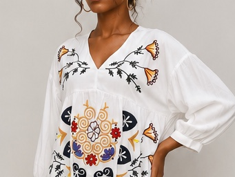 Vestido branco bordado floral, manga três quartos.