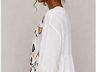 Vestido branco bordado floral, manga três quartos.