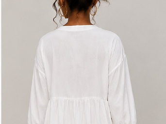 Vestido branco bordado floral, manga três quartos.