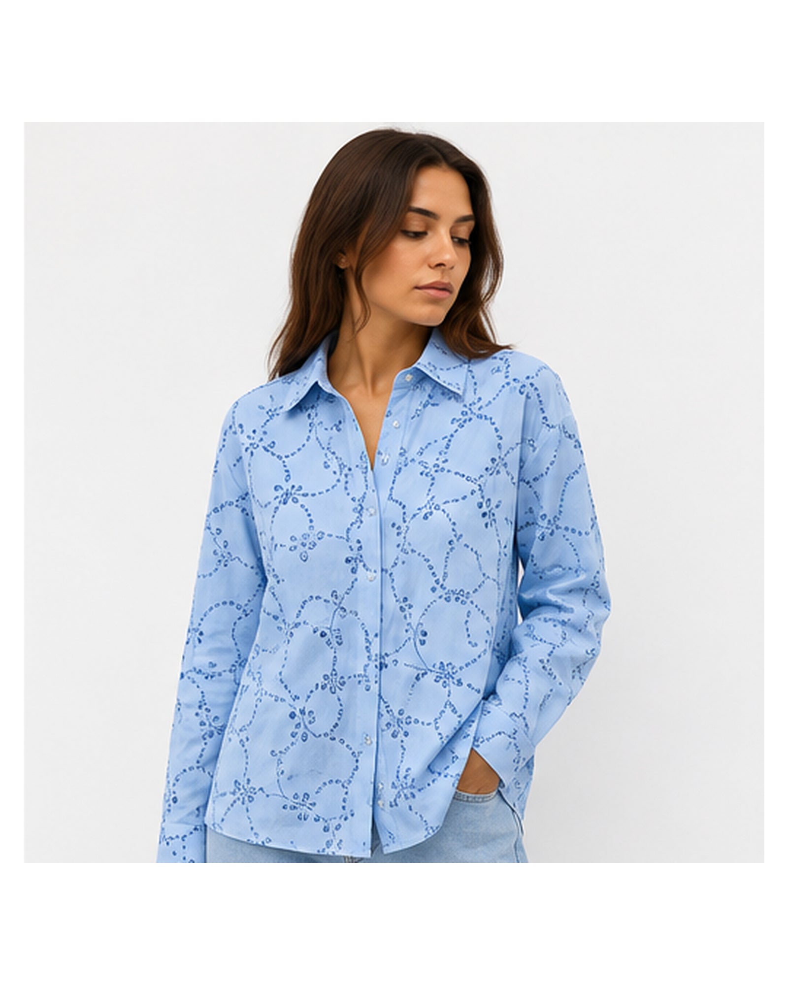 Camisa azul claro em algodão com bordado floral azul, gola da mesma cor e corte solto