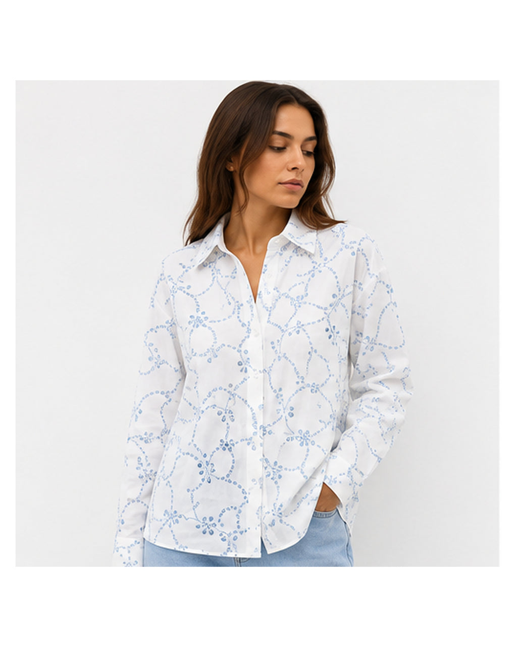 Camisa branca em algodão com bordado floral azul celeste, gola clássica e corte solto