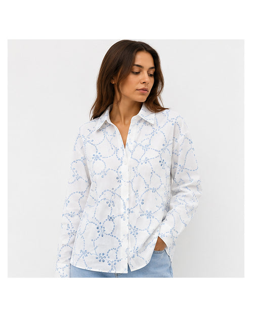 Camisa branca em algodão com bordado floral azul celeste, gola clássica e corte solto