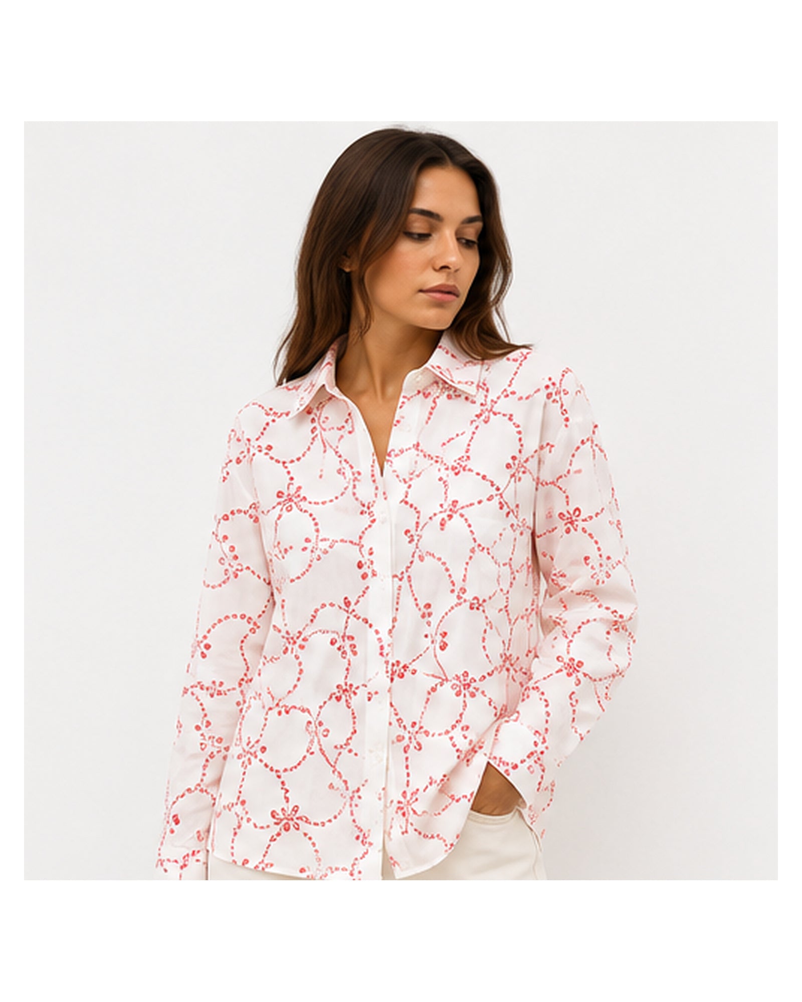 Camisa branca em algodão com bordado floral vermelho, gola clássica e corte oversized