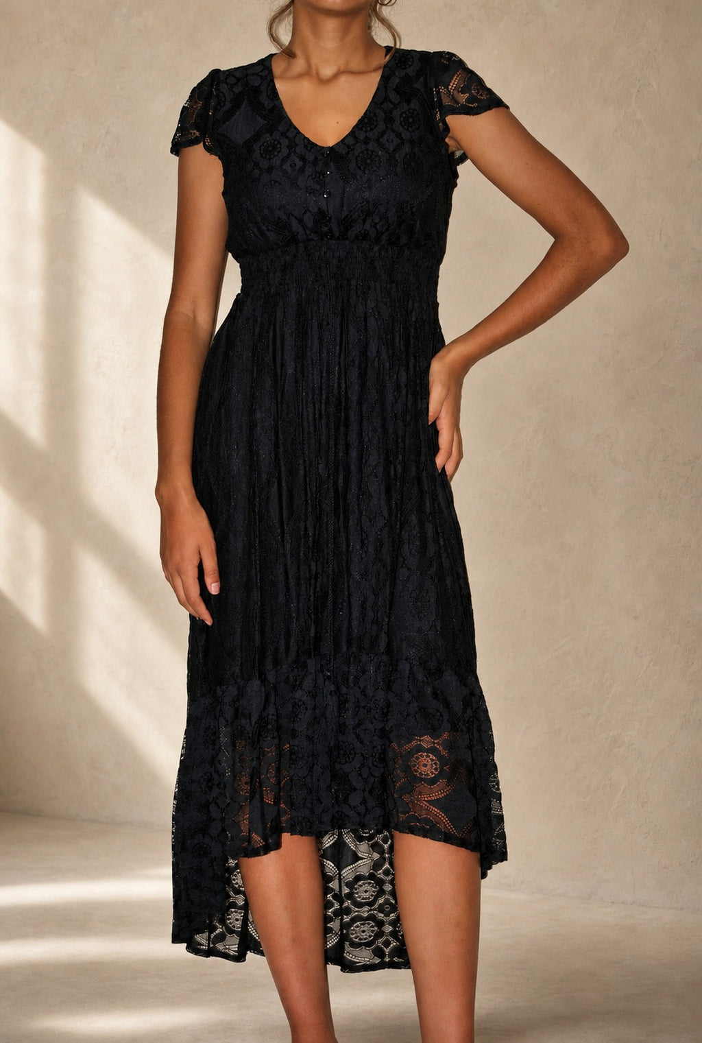 Vestido midi de renda floral preto