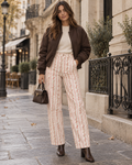 Calças wide leg florais às riscas rosa e verde, look editorial de frente