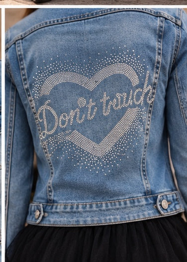 Detalhe do coração com Don't touch em strass nas costas do blusão de ganga