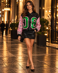 Bomber de lantejoulas rosa, verde e preto De Royal, vista frontal com modelo