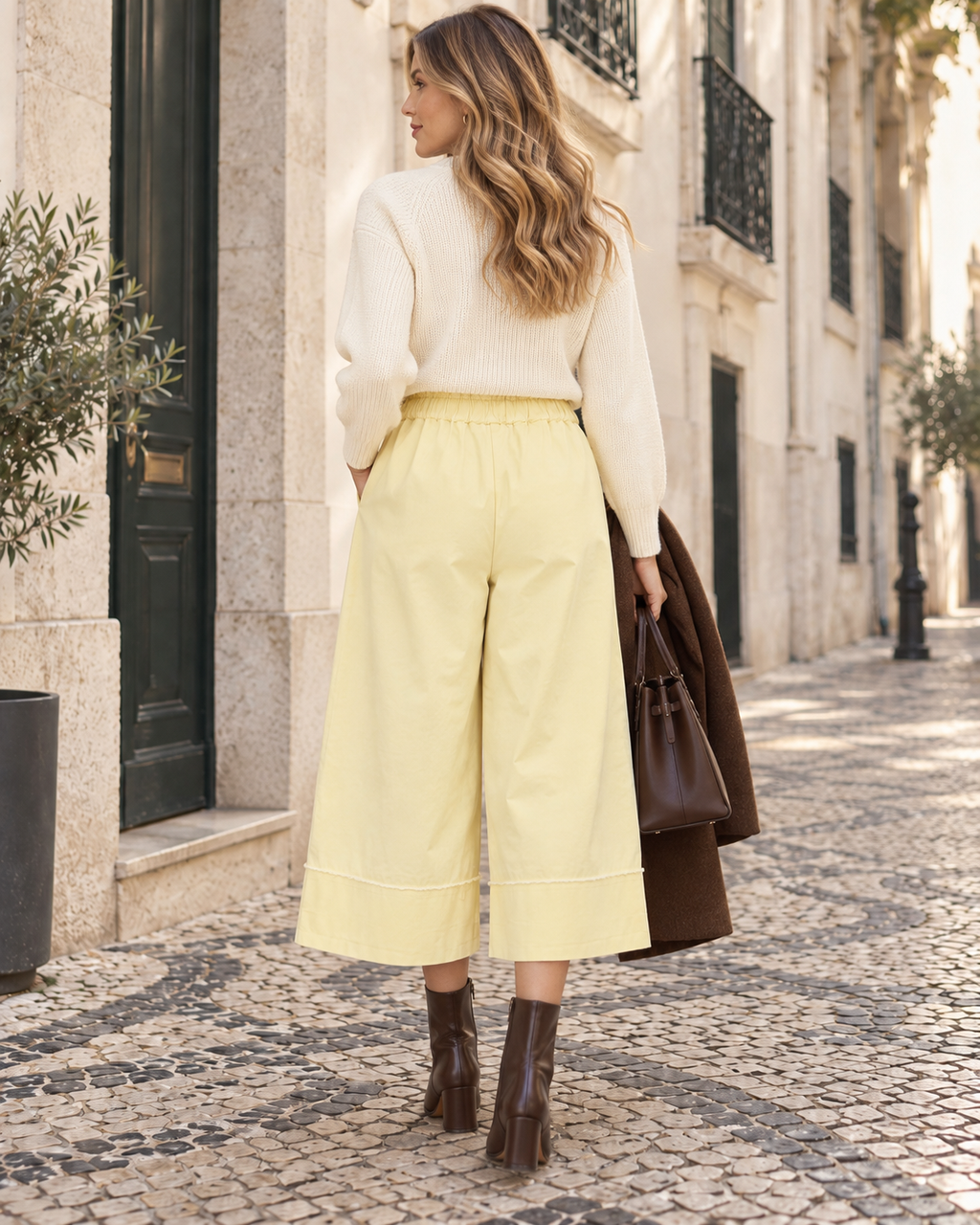 Calças culotte amarelo-manteiga, vista de costas com modelo