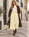 Calças culotte amarelo-manteiga, vista de frente com modelo