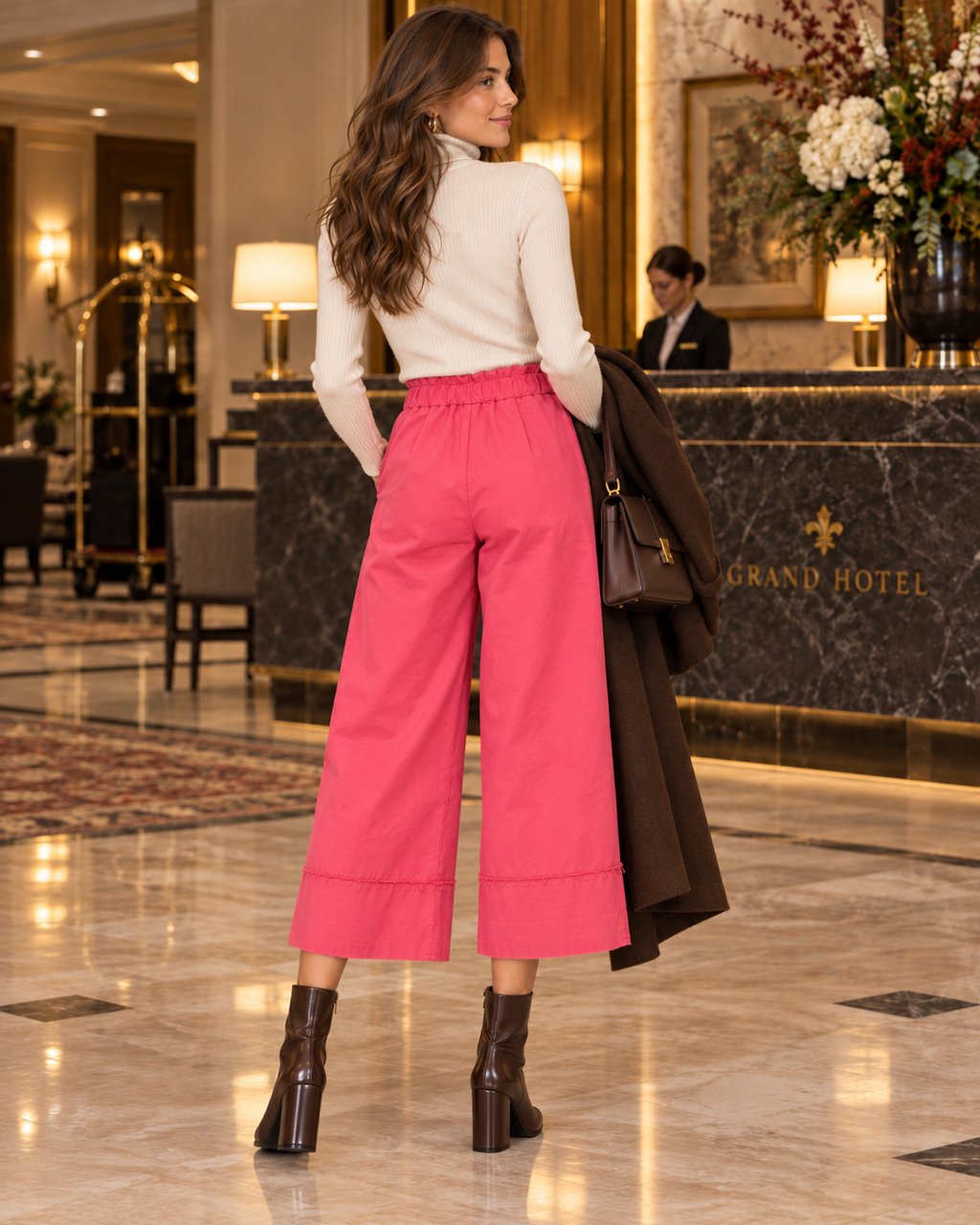 Calças culotte rosa-claro de perna larga, vista de costas com modelo