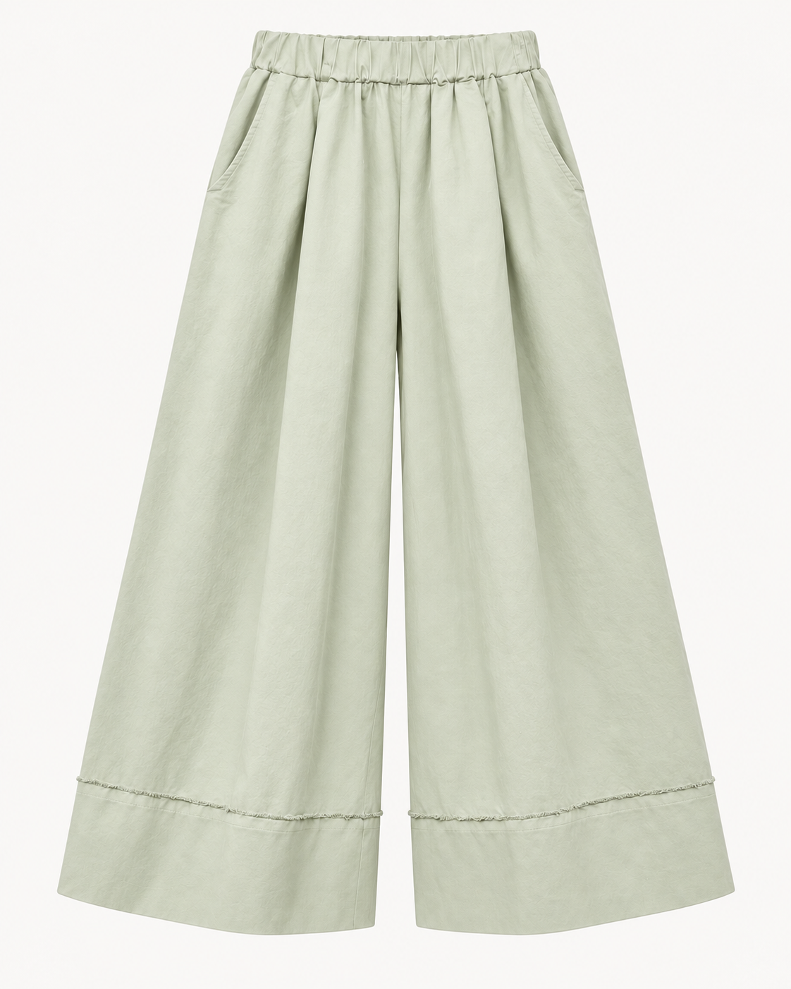 Calças culotte verde-claro muito pálido de perna larga, vista de frente sem modelo
