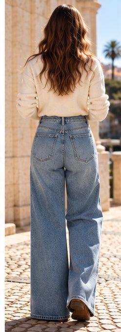 Calças de ganga wide leg azul lavada, vista de costas com modelo