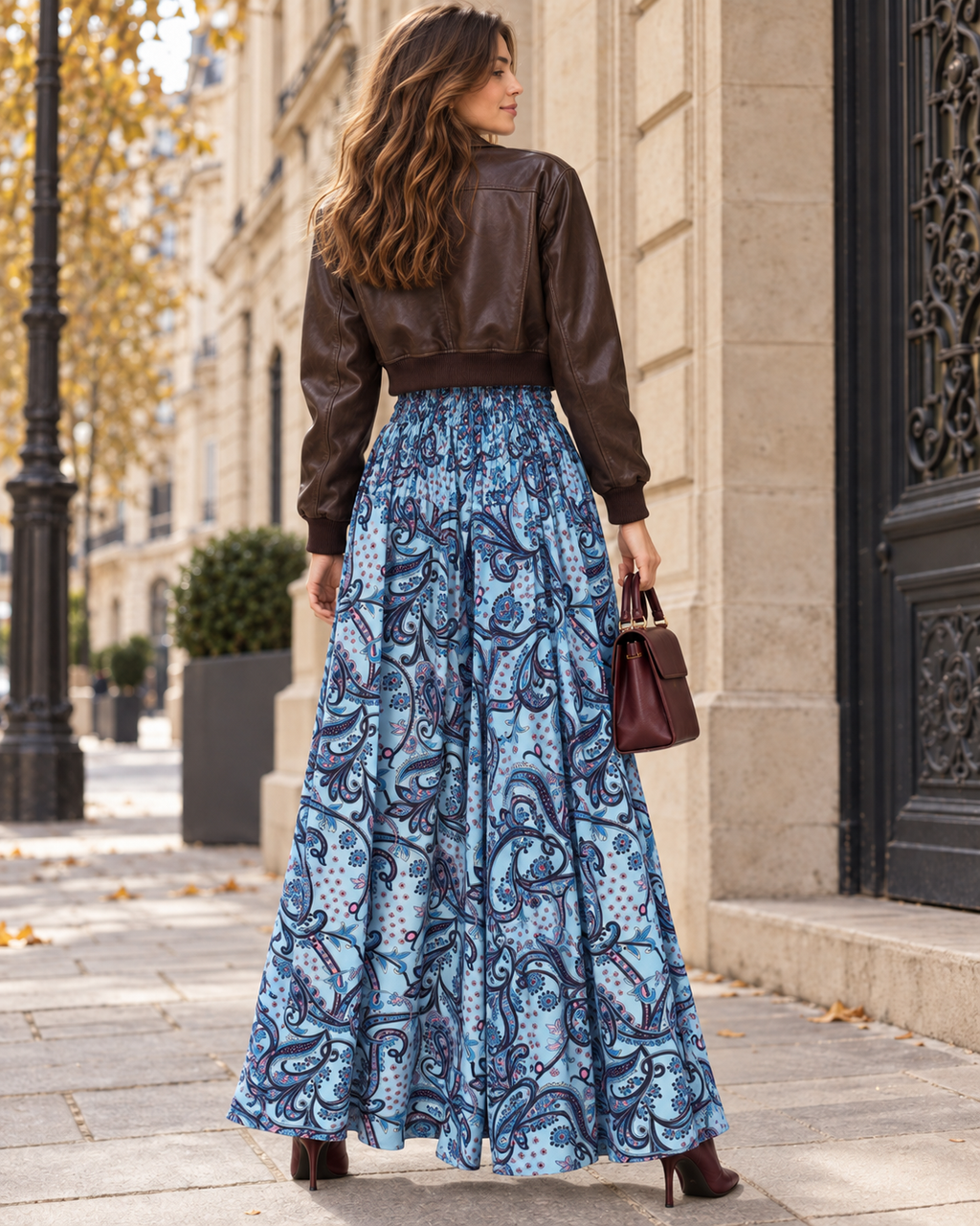 Calças palazzo azuis com estampado paisley, vista de costas com modelo