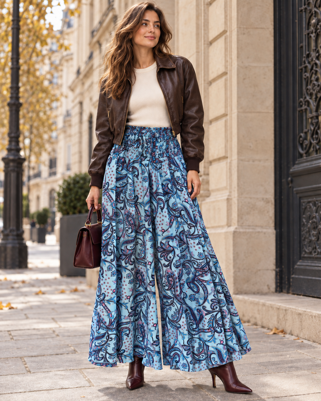 Calças palazzo azuis com estampado paisley, vista frontal com modelo