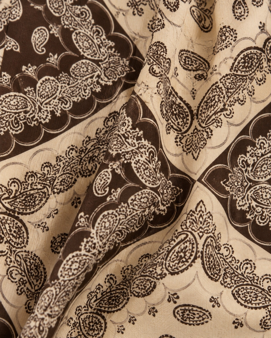 Detalhe do tecido paisley bege e chocolate das calças Inapril 1986