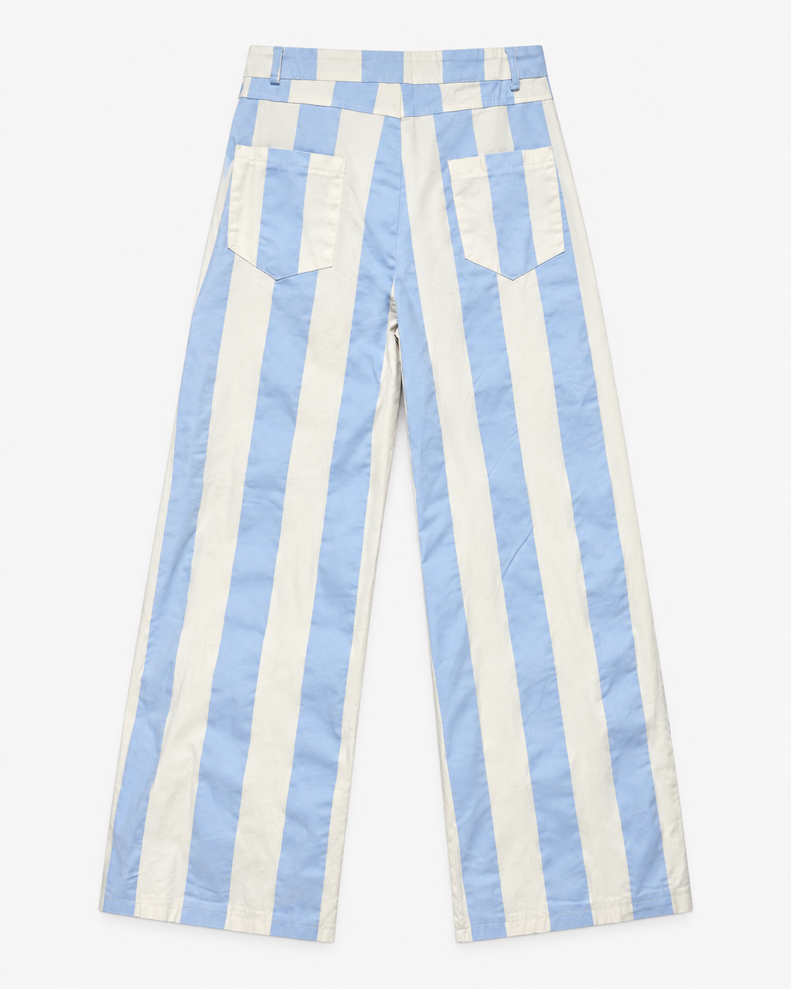 Calças wide leg às riscas off-white e azul-claro, vista de costas com bolsos aplicados