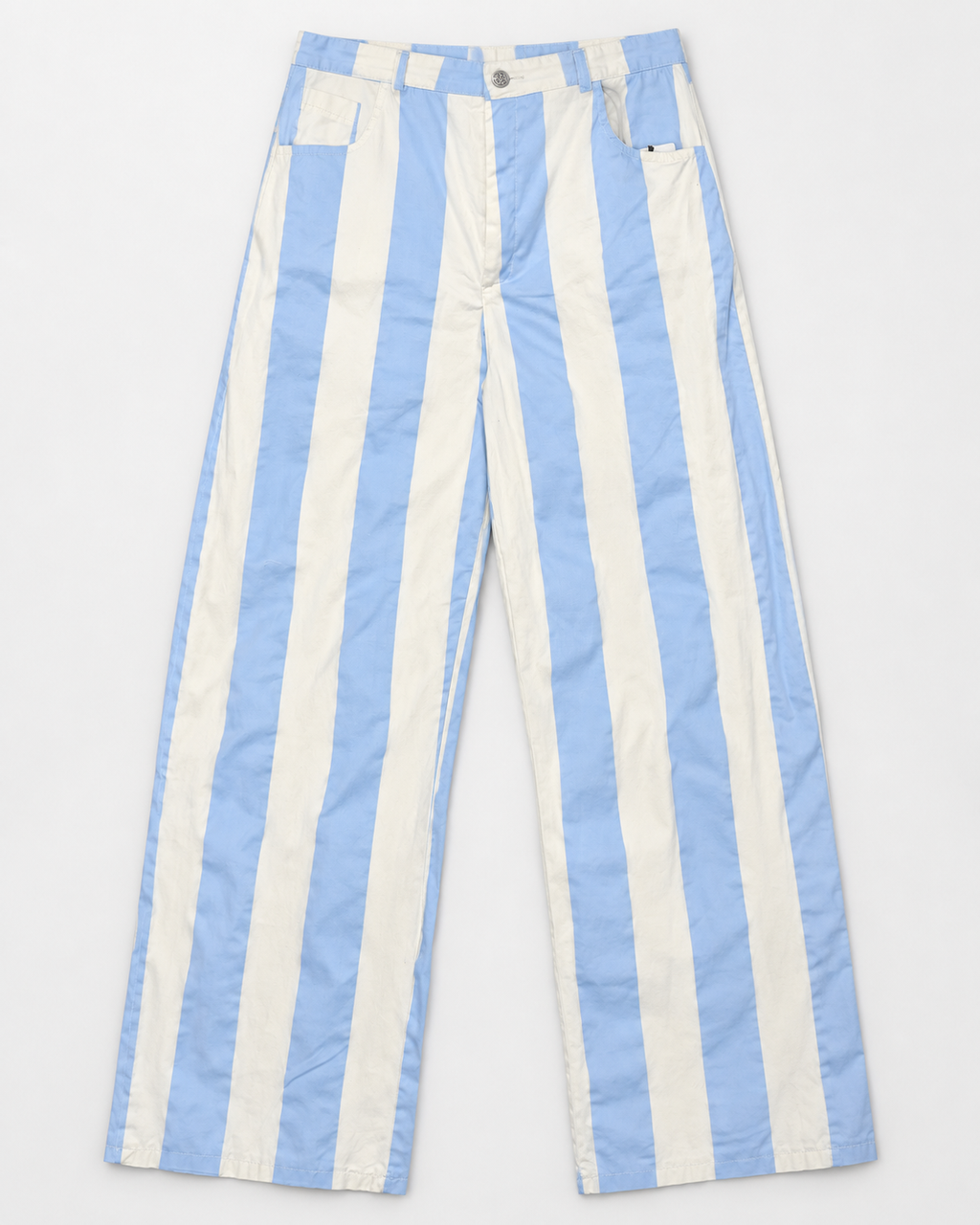 Calças wide leg às riscas off-white e azul-claro em algodão, vista de frente com cinco bolsos