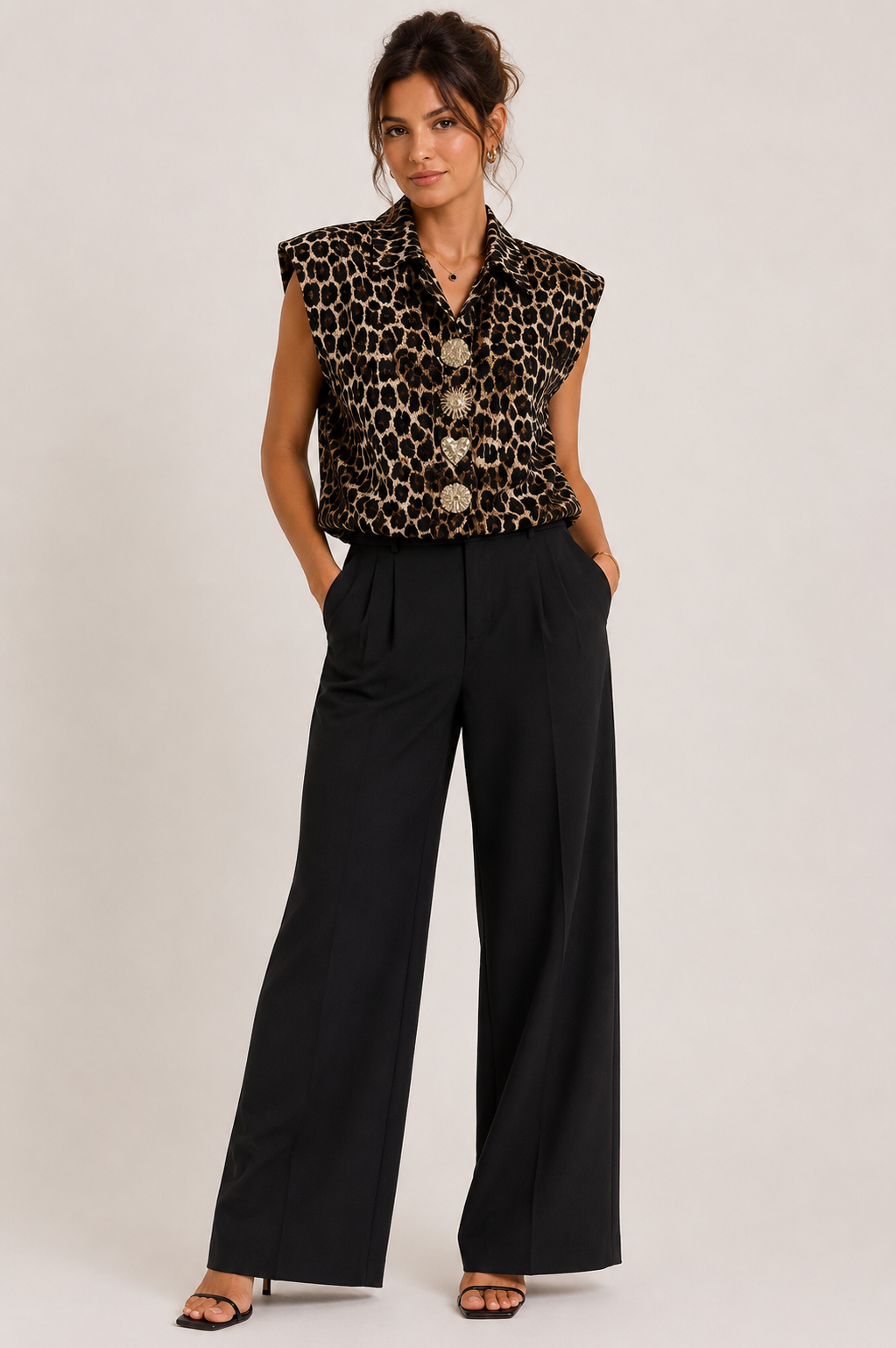 Camisa animal print com broches dourados em look de alfaiataria