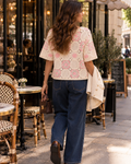 Camisola de croché floral cru e rosa em modelo, vista de costas