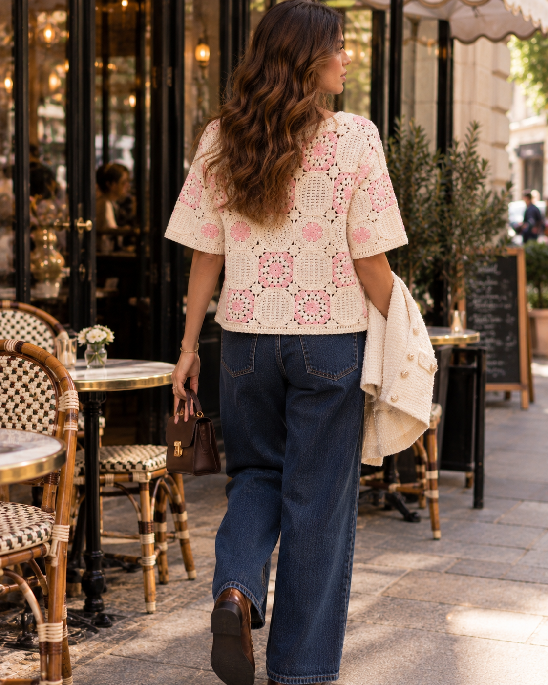 Camisola de croché floral cru e rosa em modelo, vista de costas
