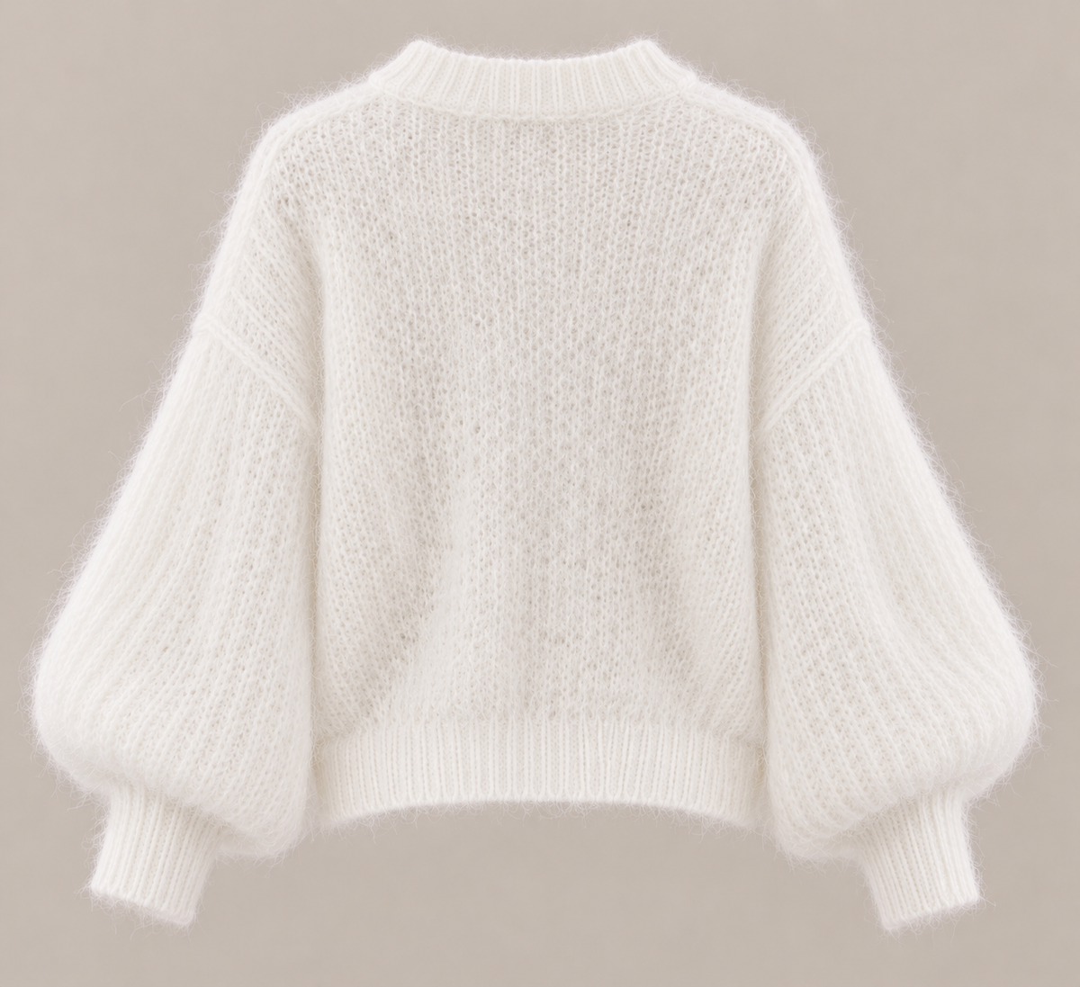 Camisola de malha oversize em ponto aberto branca, costas sem modelo, ombro descaído