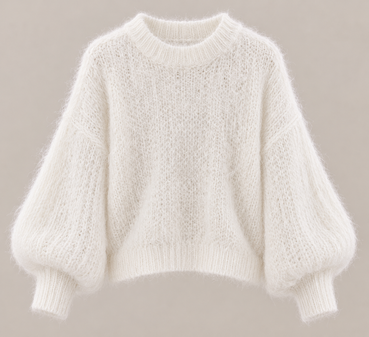 Camisola de malha oversize em ponto aberto branca, frente sem modelo, textura felpuda