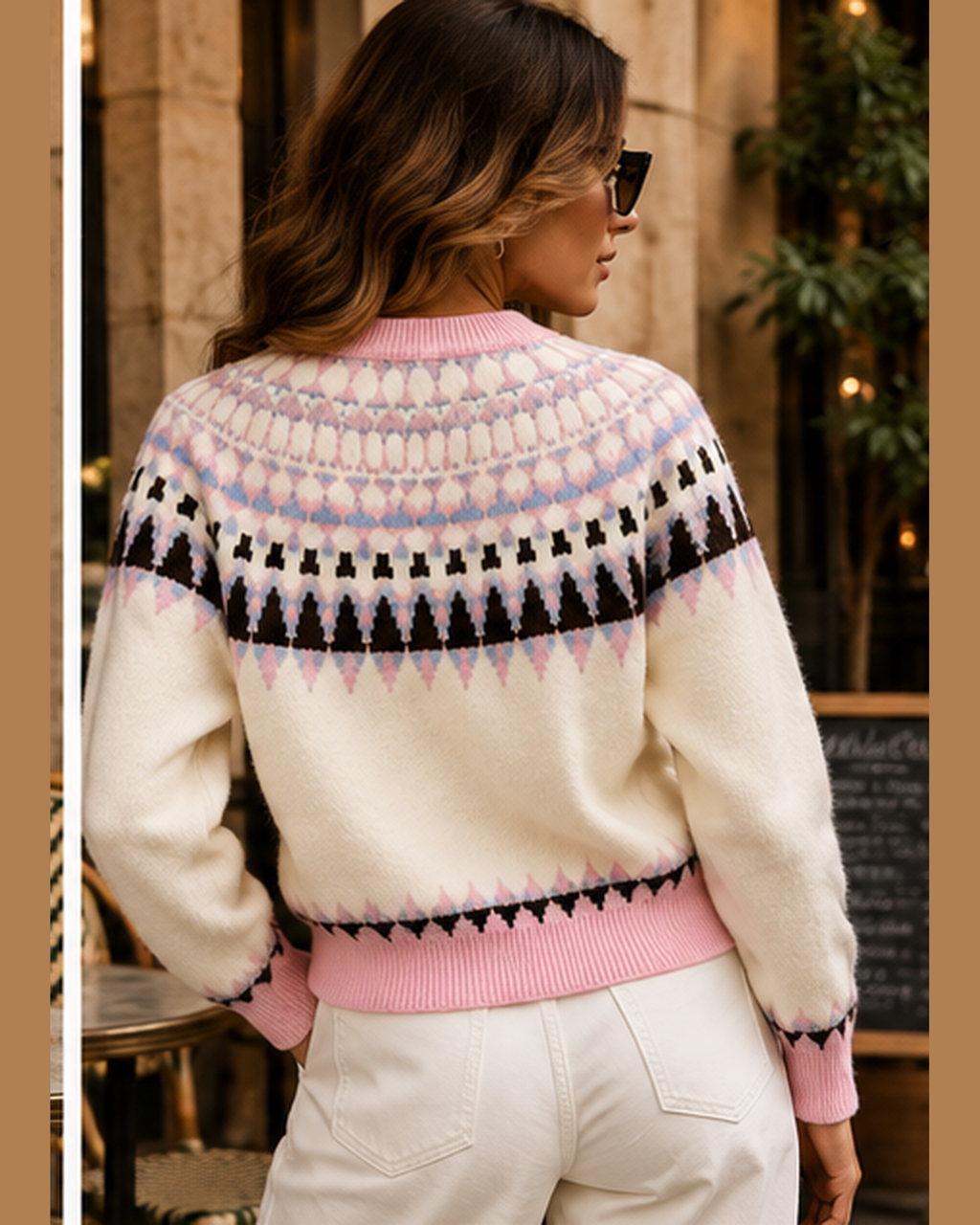 Cardigan curto com padrão nórdico em rosa, costas em modelo