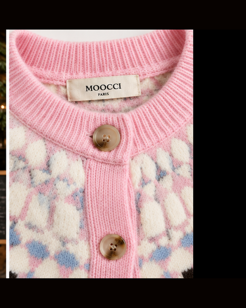 Detalhe do cardigan rosa: gola, botões e textura do padrão nórdico