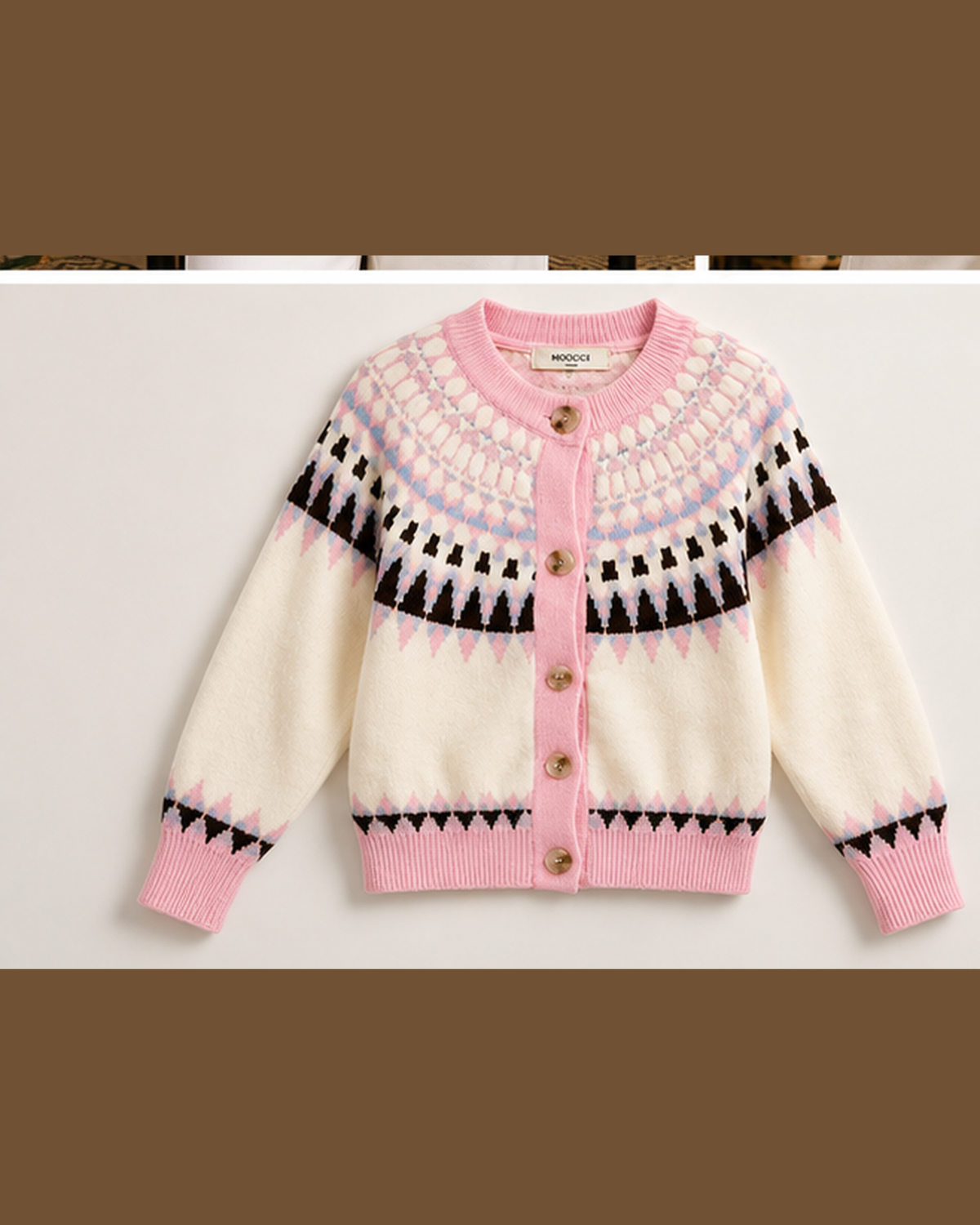 Cardigan curto com padrão nórdico em rosa, frente sem modelo