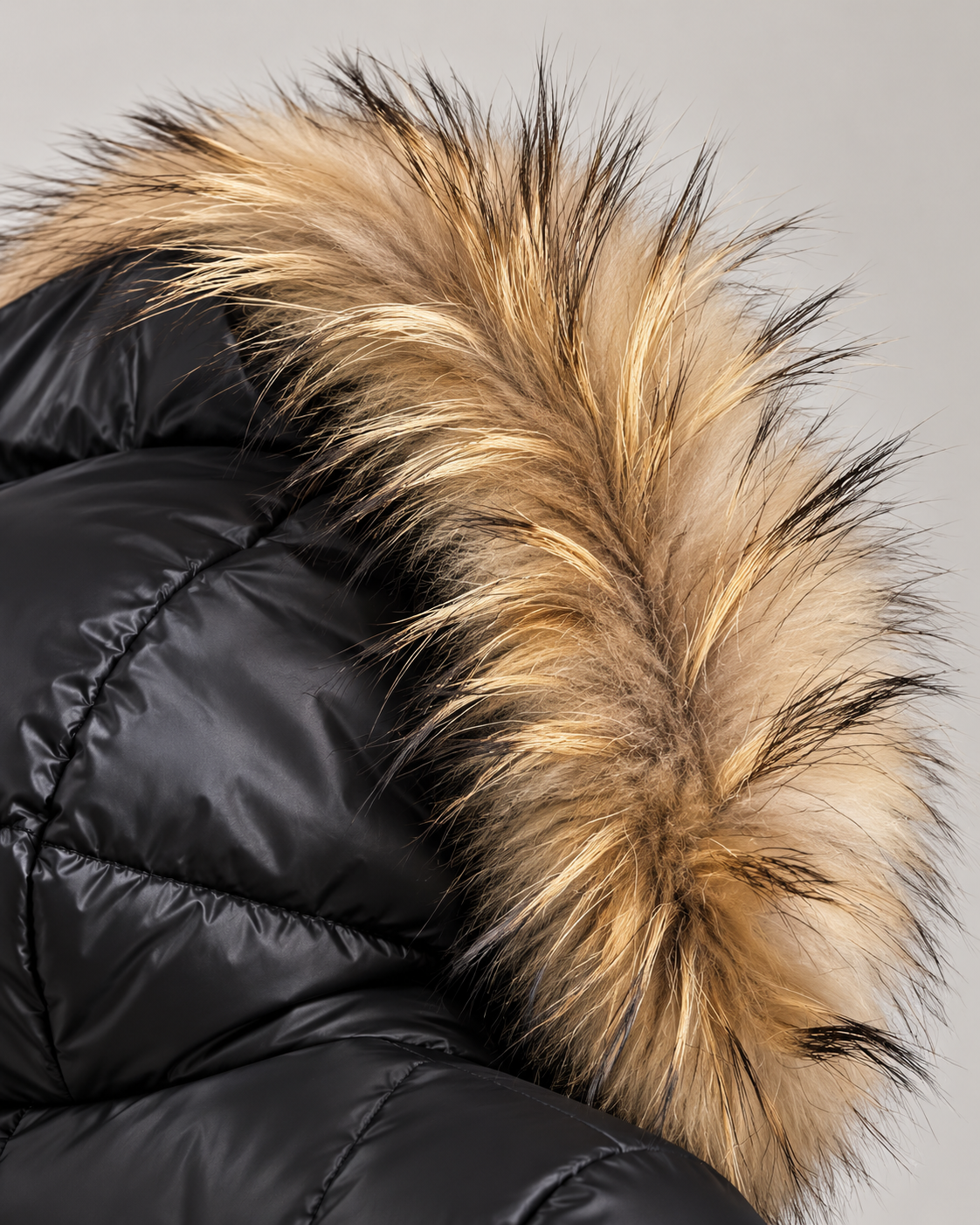 Detalhe do pelo natural removível no capuz do casaco acolchoado preto Honey Winter
