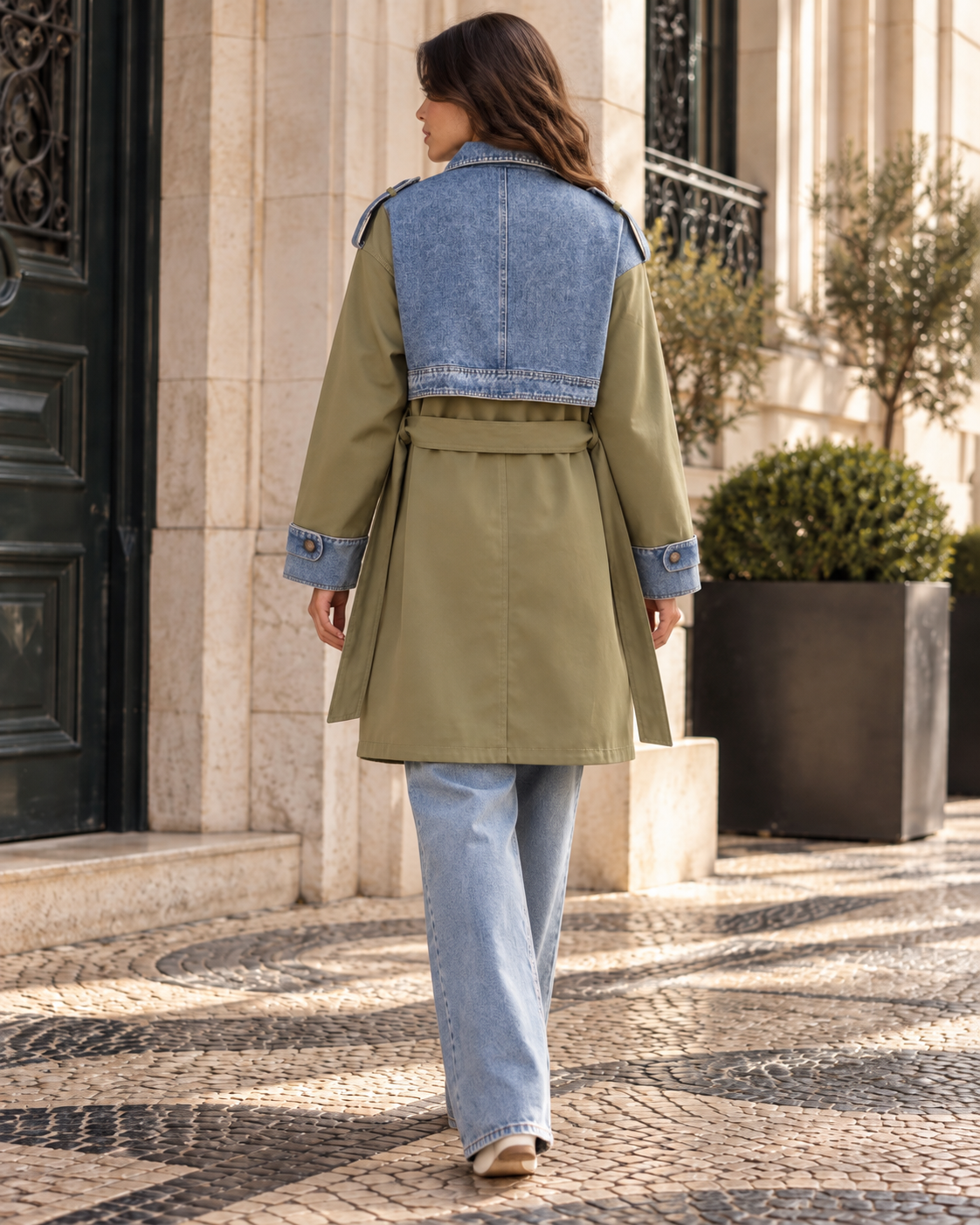 Casaco bicolor verde militar com pala traseira em efeito denim, vista de costas com modelo