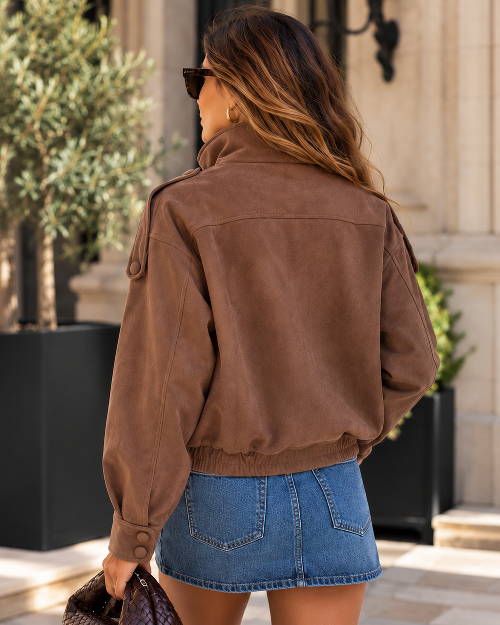 Casaco biker chocolate efeito camurça Ciming Paris, vista de costas com modelo