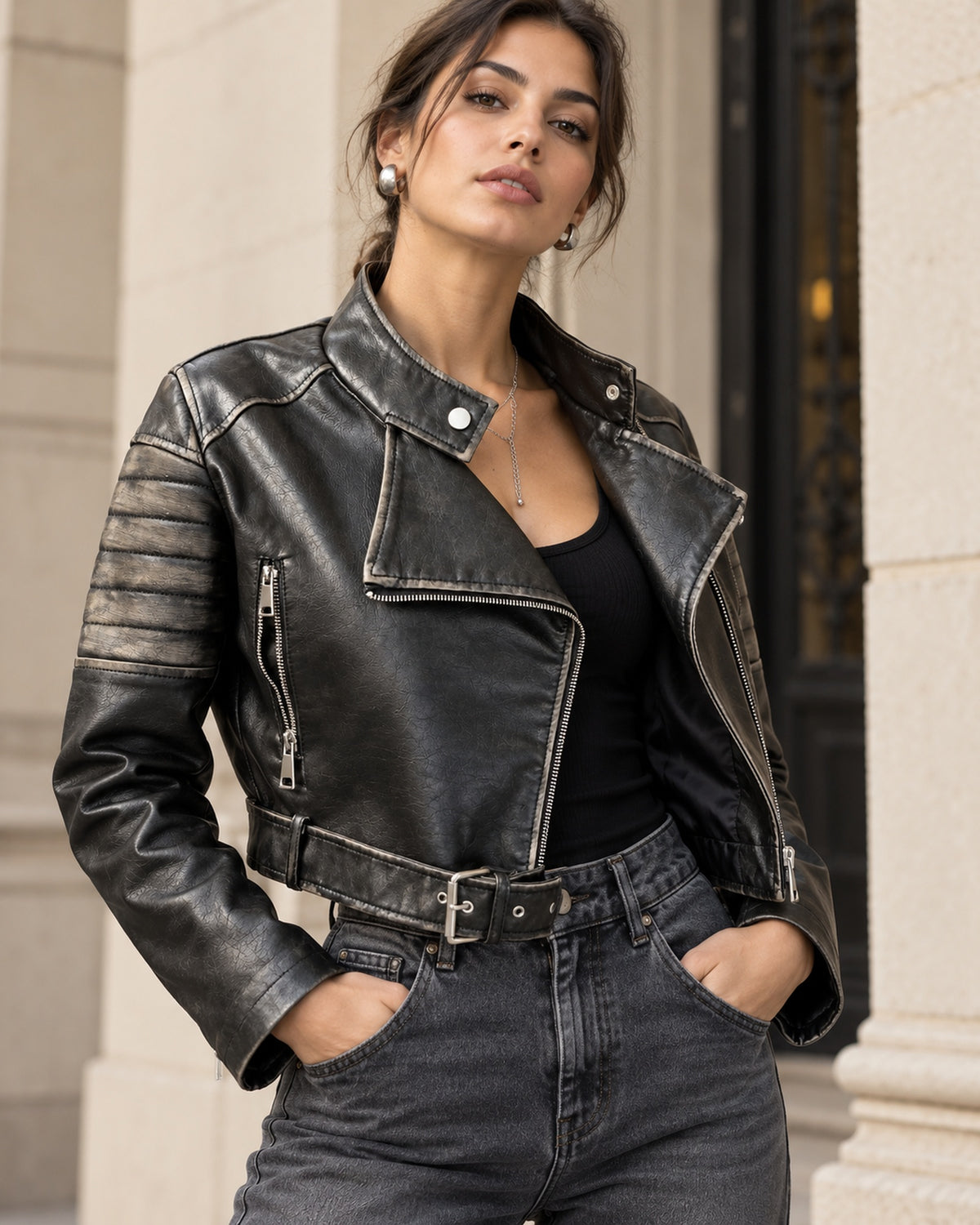 Casaco biker preto F&A Modes aberto, vista frontal com modelo