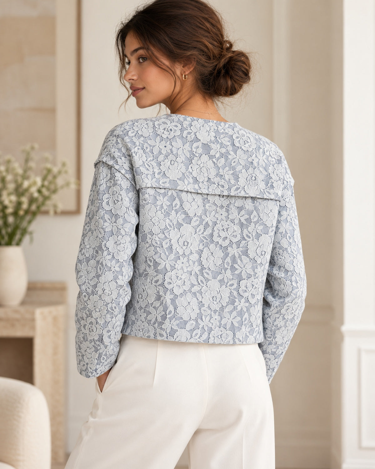 Casaco curto azul gelo com renda floral, vista traseira com modelo