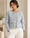 Casaco curto azul gelo com renda floral, vista frontal com modelo