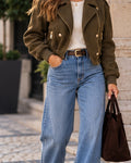 Casaco curto biker caqui K-ZELL com botões dourados, em look com jeans, de frente