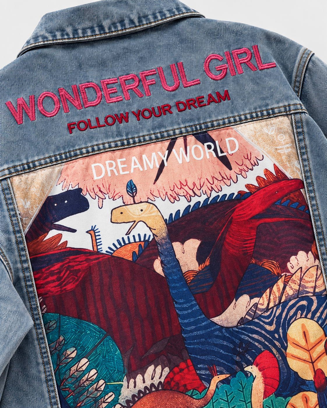 Close-up do casaco denim Moonica Fashion com textura da ganga e painel Wonderful Girl Dreamy World