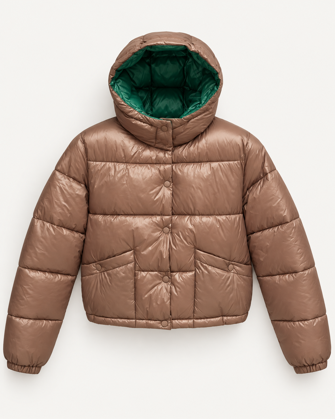 Casaco puffer curto castanho com capuz e interior verde, vista da peça de frente