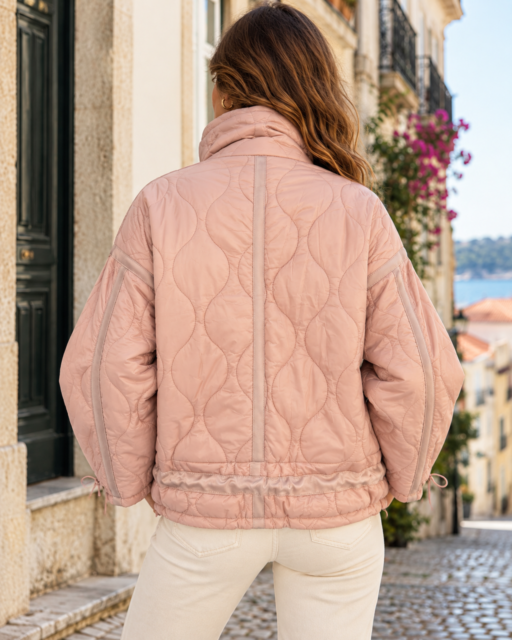 Casaco acolchoado rosa de corte amplo, vestido em modelo, vista de costas
