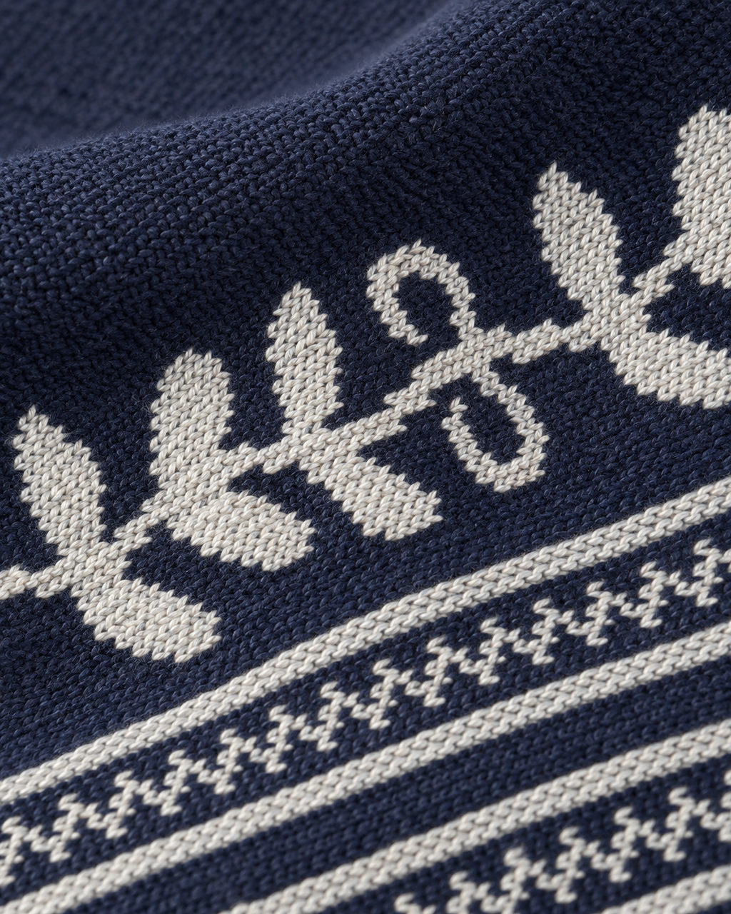 Camisola Cocco Rosso — Azul-marinho e prata — detalhe do desenho brilhante