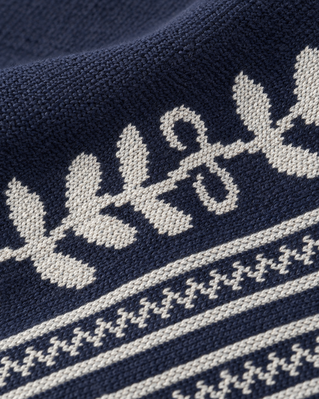Camisola Cocco Rosso — Azul-marinho e prata — detalhe do desenho brilhante