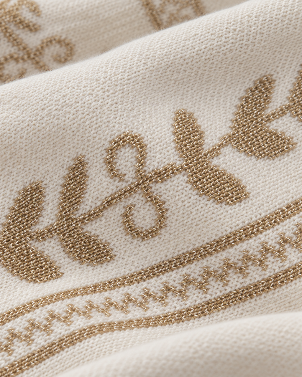 Camisola Cocco Rosso — Bege e dourado — detalhe do desenho brilhante