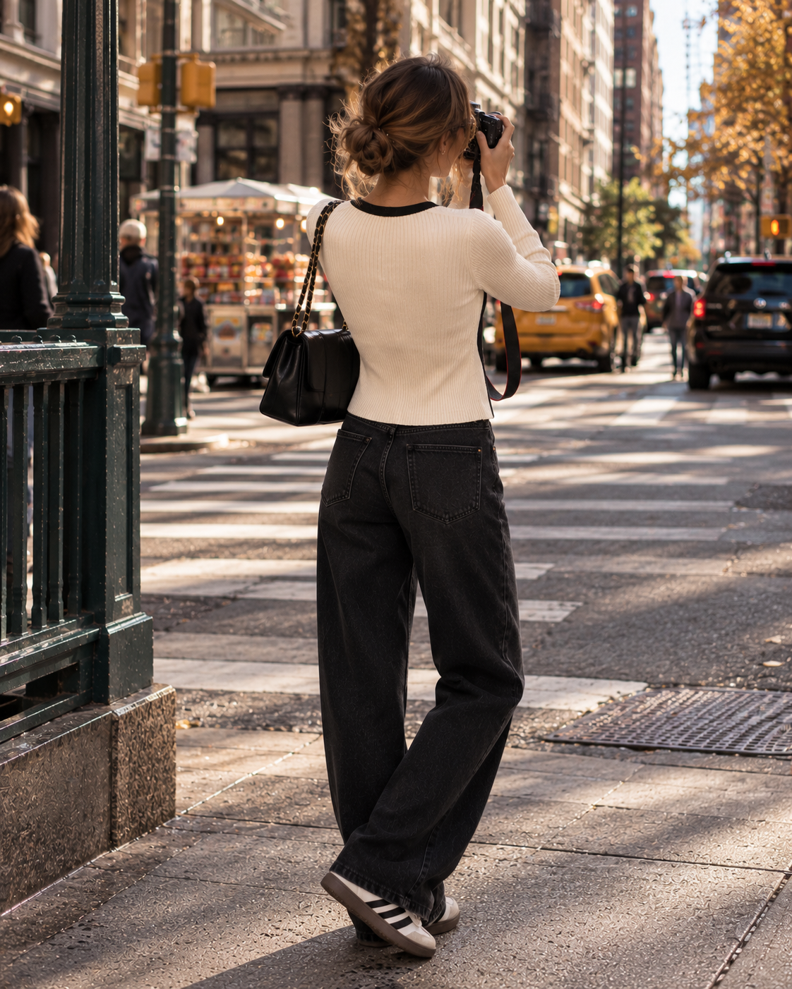 Conjunto creme com debrum preto de cardigan curto e top, costas em modelo