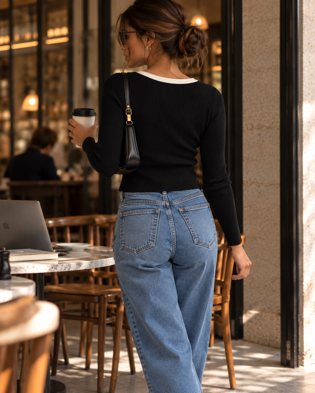 Conjunto preto com debrum branco de cardigan curto e top, costas em modelo