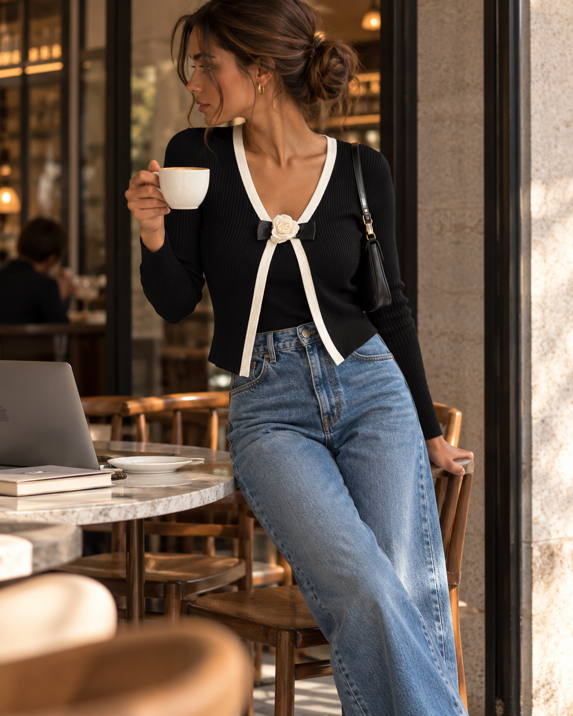 Conjunto preto com debrum branco: cardigan curto com rosa e top de alças, vestido em modelo com jeans