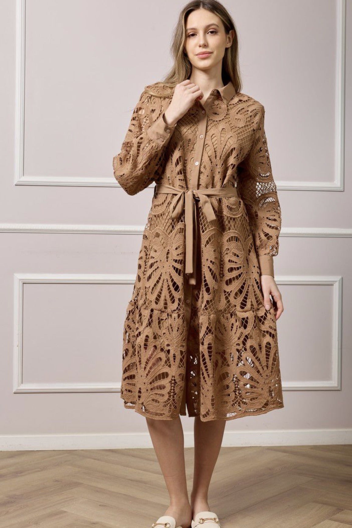 Vestido midi clássico em renda castanho, manga comprida, com faixa na cintura — So Sweet CR-623